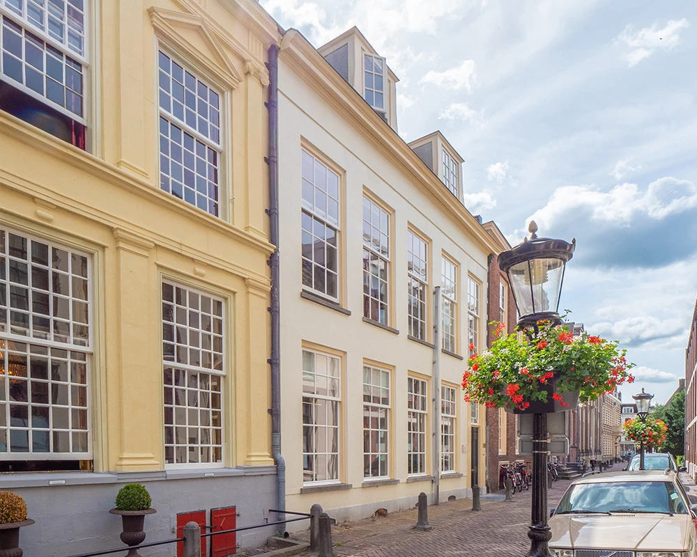 Buitenzijde van een karakteristiek gebouw van een afkickkliniek in Utrecht in een rustige straat.