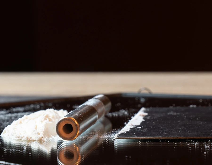 Drugs en snuifmateriaal als beeld voor 3-MMC-gebruik en afkicken.