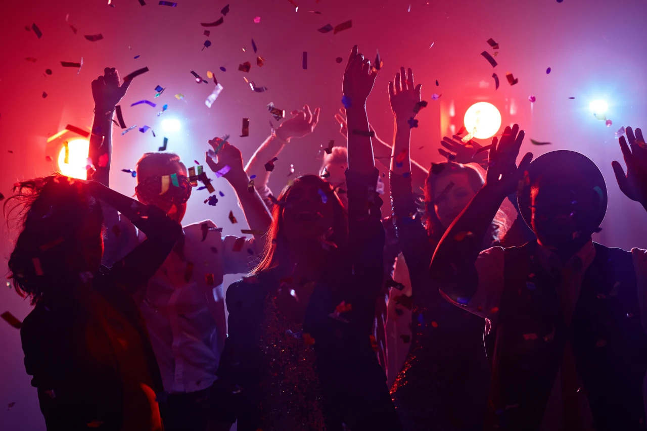 dansende-mensen-op-feest Mensen dansen op feest op designerdrugs.