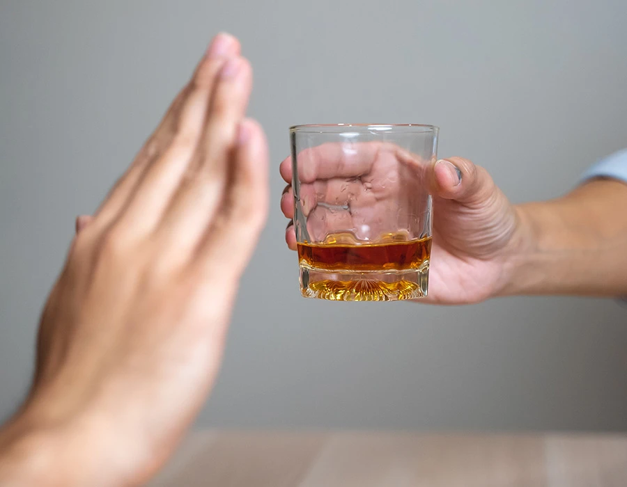 Persoon weigert glas alcohol tijdens herstel.