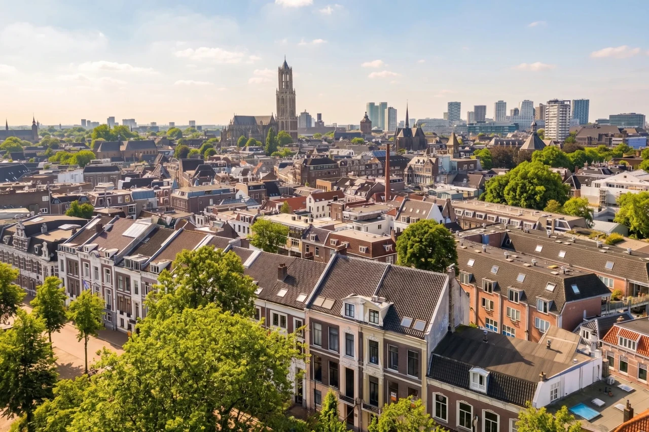Utrechtse binnenstad met de Domtoren, waar CACN Verslavingszorg zit aan het Lucasbolwerk.