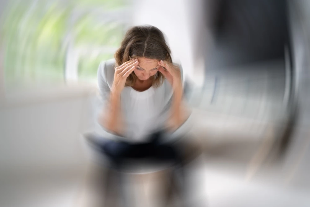 vrouw-houdt-handen-bij-slapen Vrouw is duizelig en ziet omgeving wazig wat mogelijk komt door wat alcohol met je hersenen doet.