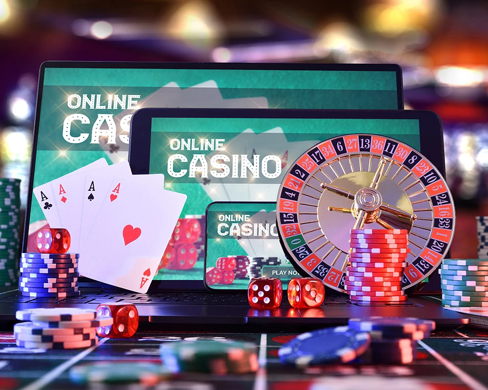 Roulettewiel, speelkaarten en fiches staan afgebeeld op meerdere schermen met online casinospellen. De afbeelding laat verschillende vormen van online gokken zien.