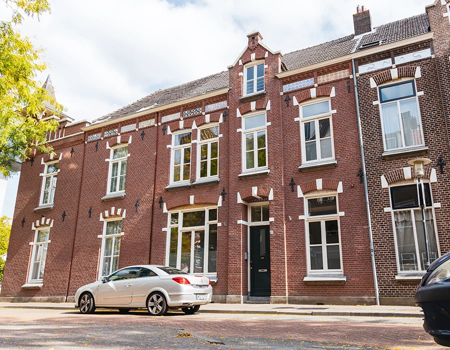 De voorgevel van de afkickkliniek van Connection SGGZ gevestigd in Eindhoven.
