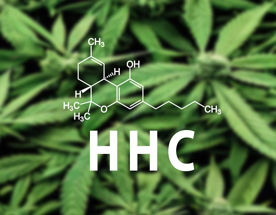 HHC-molecuulstructuur met chemische formule op de achtergrond van groene cannabisbladeren.