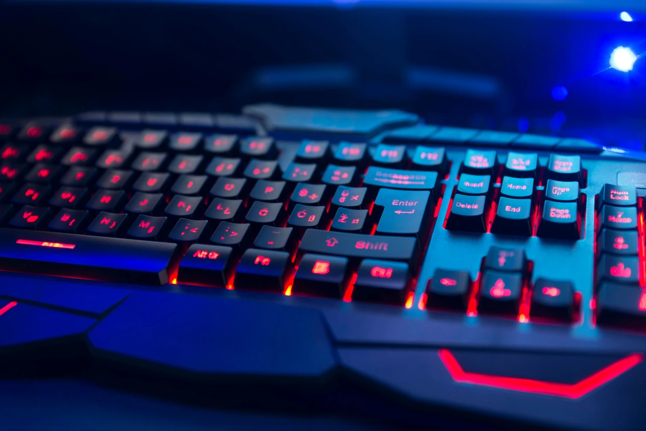 zwart-gaming-keyboard-met-rode-verlichting Zwarte gaming-toetsenbord met rode achtergrondverlichting of League of Legends te spelen.