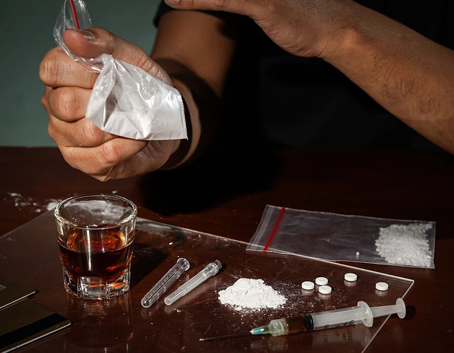 Gedrag van een verslaafde met drugs, alcohol en spuiten.