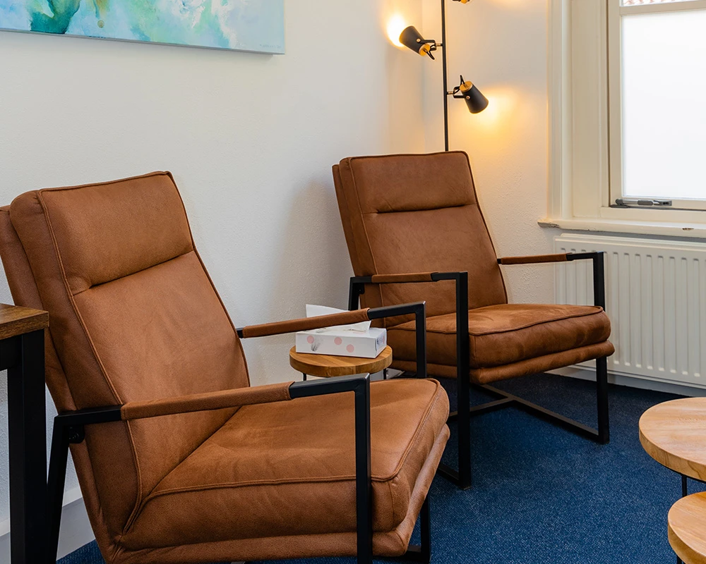 Een therapie ruimte waar cliënt en behandelaar gesprekken hebben.