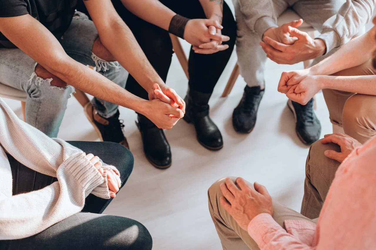 groepstherapiesessie-CACN-Verslavingszorg Groepssessie CACN Verslavingszorg waarin 12-stappenprogramma wordt behandeld.