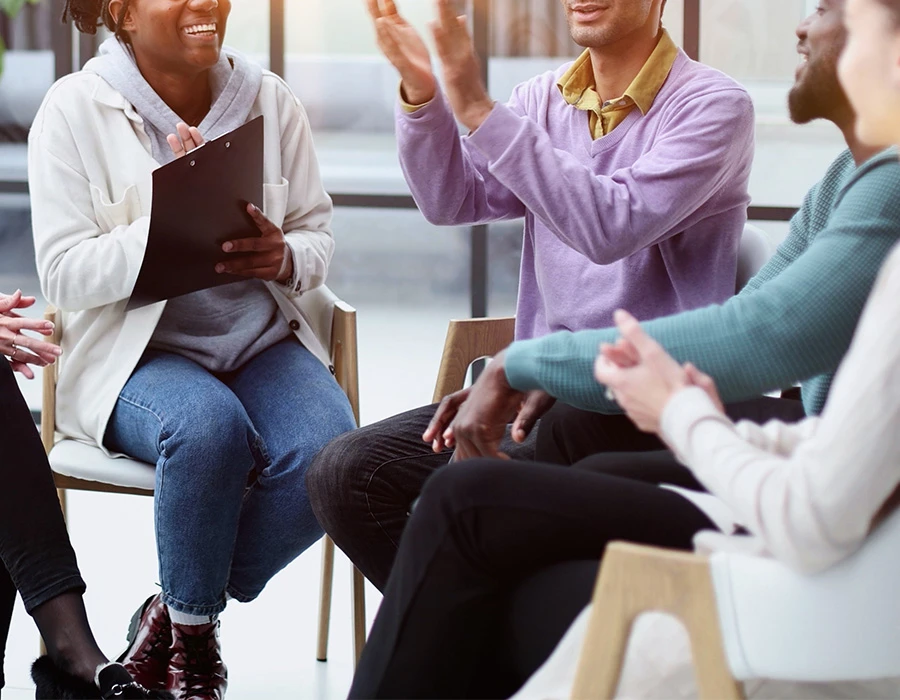 Cliënten tijdens groepstherapie bij CACN verslavingszorg.