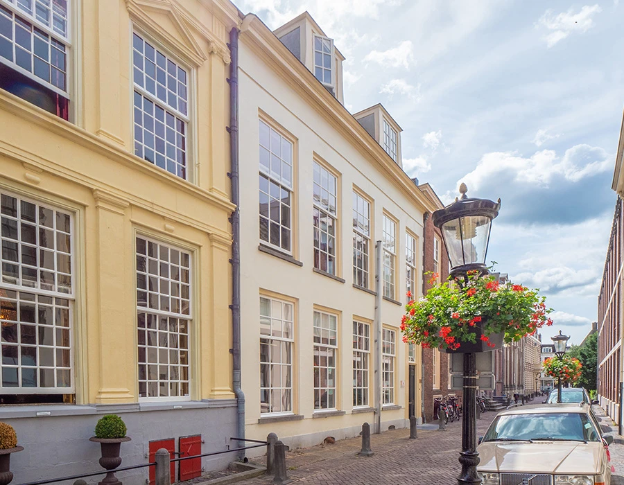 Een karakteristiek pand in een rustige straat in Utrecht waar een afkickkliniek gevestigd is.