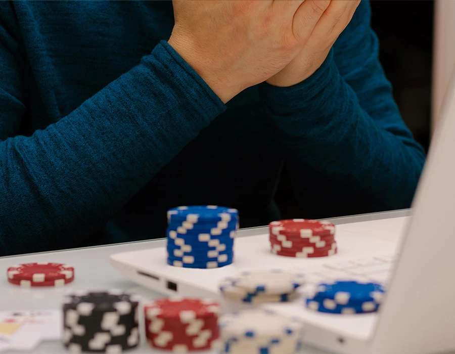 Persoon ervaart problemen door online gokken.