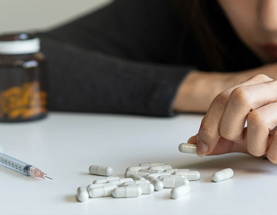 Beeld van drugsverslaving en hulp bij herstel.