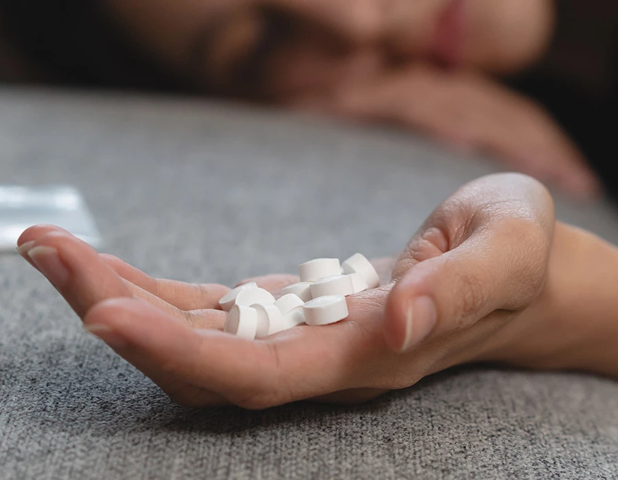 Hand met meerdere pillen, als beeld voor medicijnverslaving.