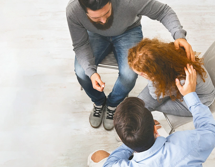 HKZ-certificering: steunend gesprek in groep, hand op schouder.