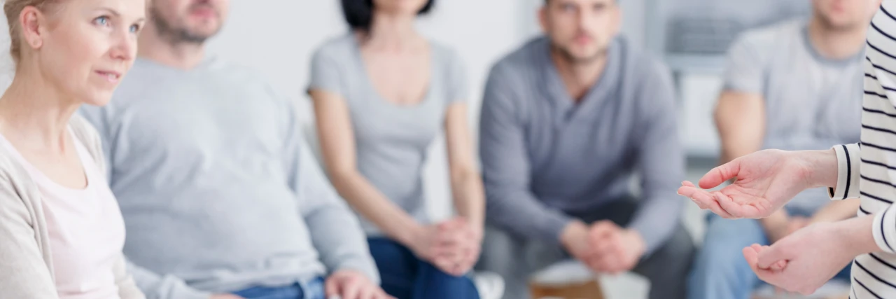 groep-mensen-neemt-deel-aan-therapie Mensen krijgen groepstherapie om te stoppen met blowen.
