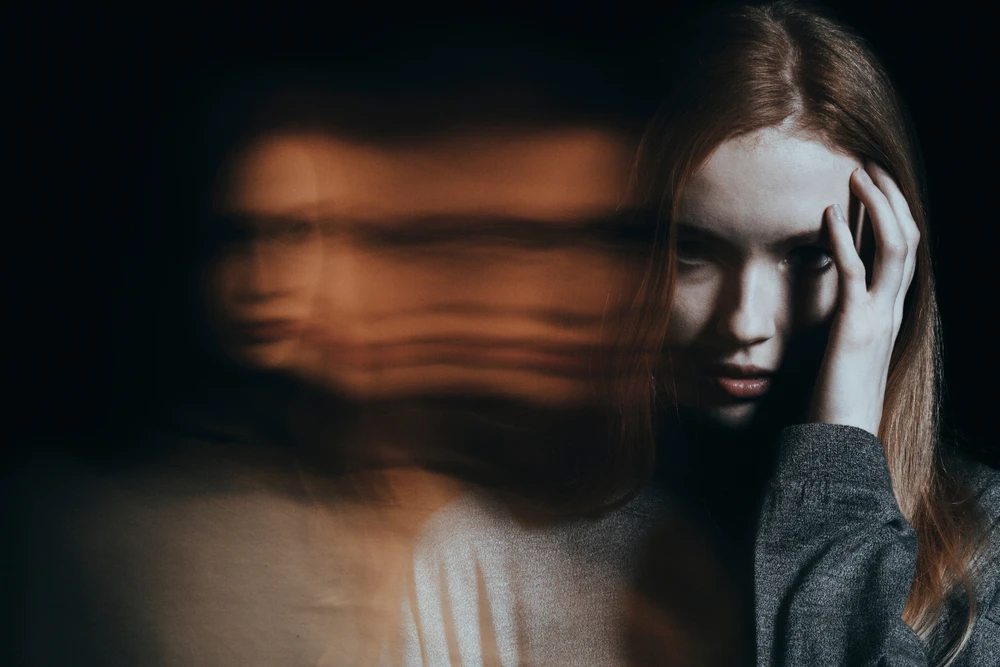 vrouw-houdt-hand-tegen-slaap-en-wordt-wazig-weergegeven Vrouw houdt hand tegen slaap en ziet wazig door afkickverschijnselen als ze stopt met coke.